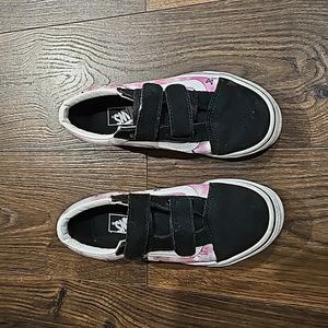 In great condition girl's size 2.5 Vans withs velcro straps.